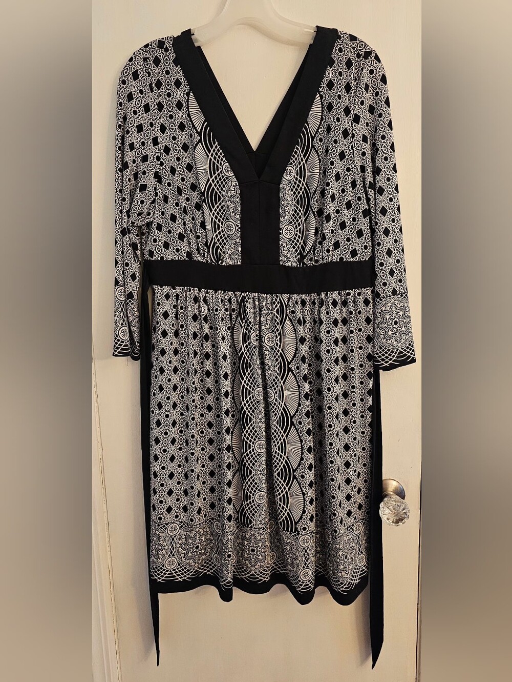 ECI Black and White Geometric V-Neck Dress Large
